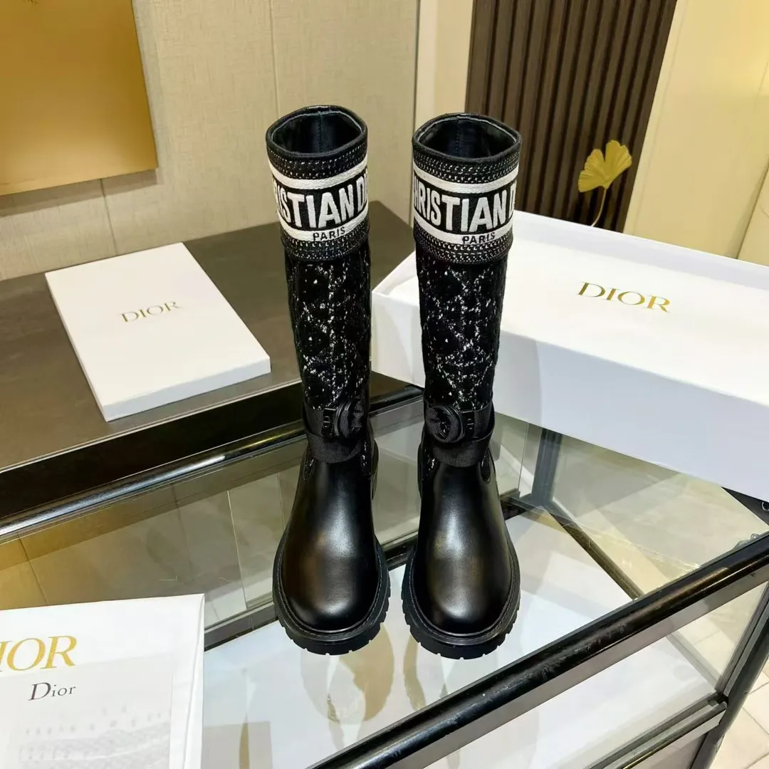 👟👟Ex-factory price 660👟👟 Dior color-blocking new autumn and winter boots high-top Dior CD 23ss autumn and winter latest high-definition poster style electric embroidery color-blocking letter logo round toe mid-calf women's boots Narnaxi's same low-heeled one-slip knight military boots original development top high-end version Material: Upper imported calfskin spliced with the latest imported technology electric embroidery fabric (not ordinary fly woven fabrics on the market) + water-dyed cowhide lining (not sheepskin lining on the market) + original molded TPU outsole + original molded letter buckle + the latest original box packaging at the counter Heel height: 3CM Size: 35-39 standard code (40.41 customization is not returnable)